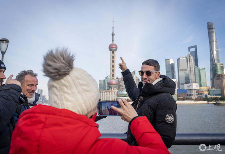 A traveler takes photos at the Bund area in Shanghai on Jan 30, 2025. Photo Shanghai Observer.jpg